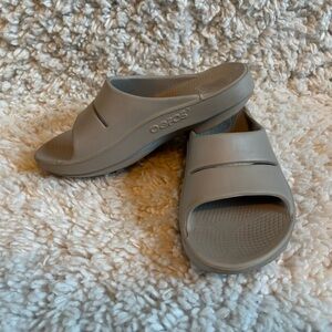 OOFOS Recovery Slide Sandals in Light Gray